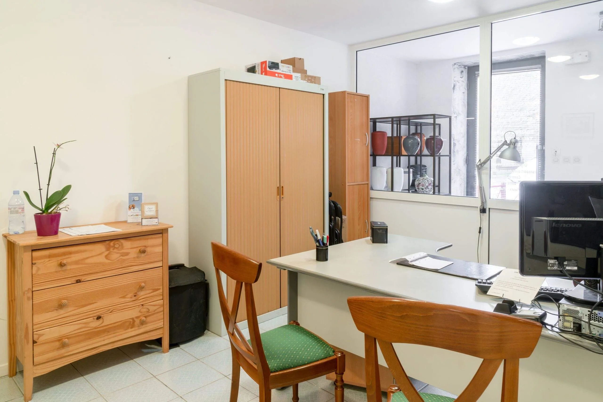 Bureau de réception et d'accueil des familles dans une agence de pompes funèbres
