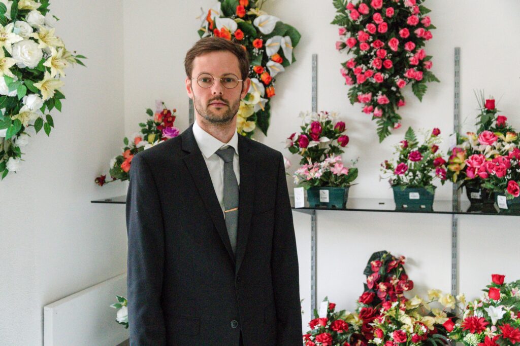 employe au magasin funeraire