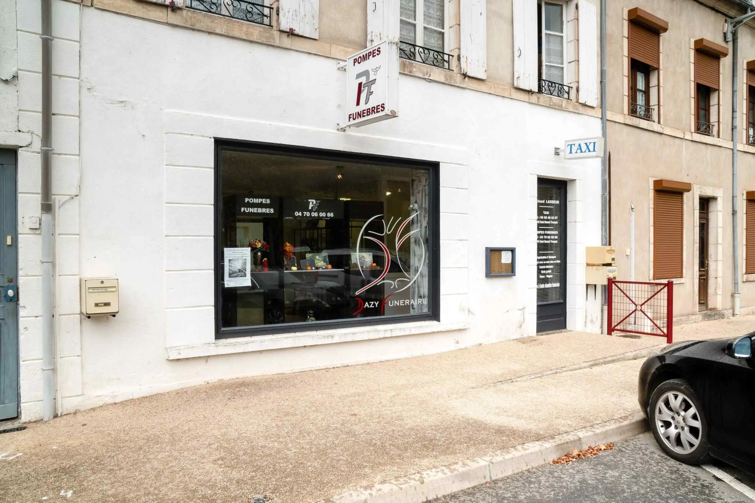 Devanture extérieure de l'agence de pompes funèbres Dazy Funéraire